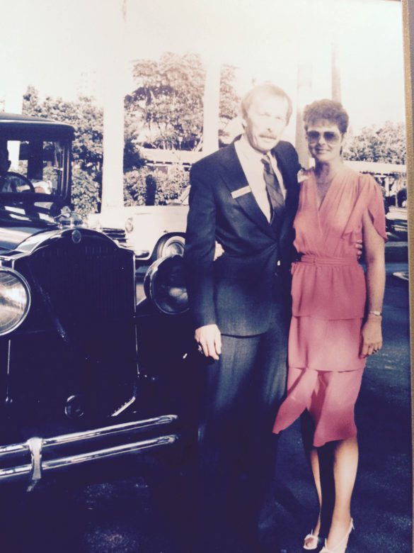 Dave LindaOldCarPinkDress 1